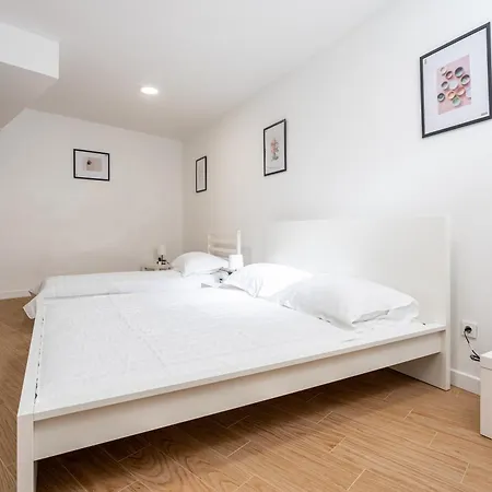 Zeus Downtown Apartment