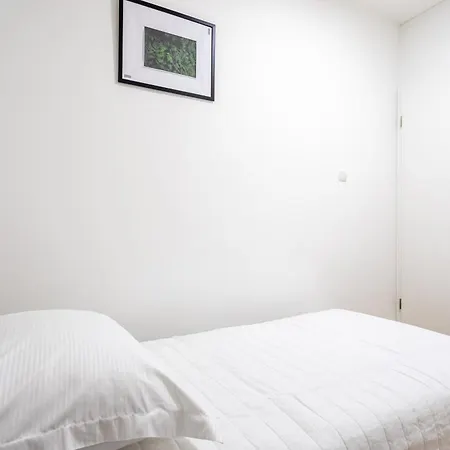 Zeus Downtown Apartment Split