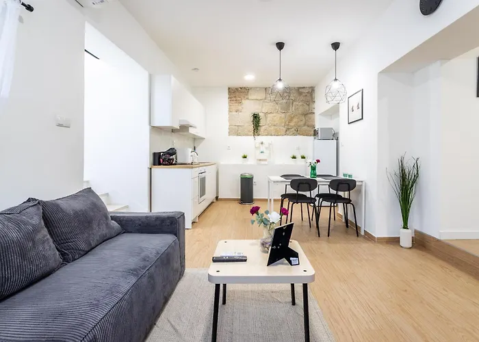 Zeus Downtown Апартаменти *